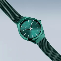 Bering Damen Armbanduhr Ultra Slim 29 mm 3 ATM Saphirglas SWAROVSKI ELEMENTS Slim Design Armband Milanaise 18729-888