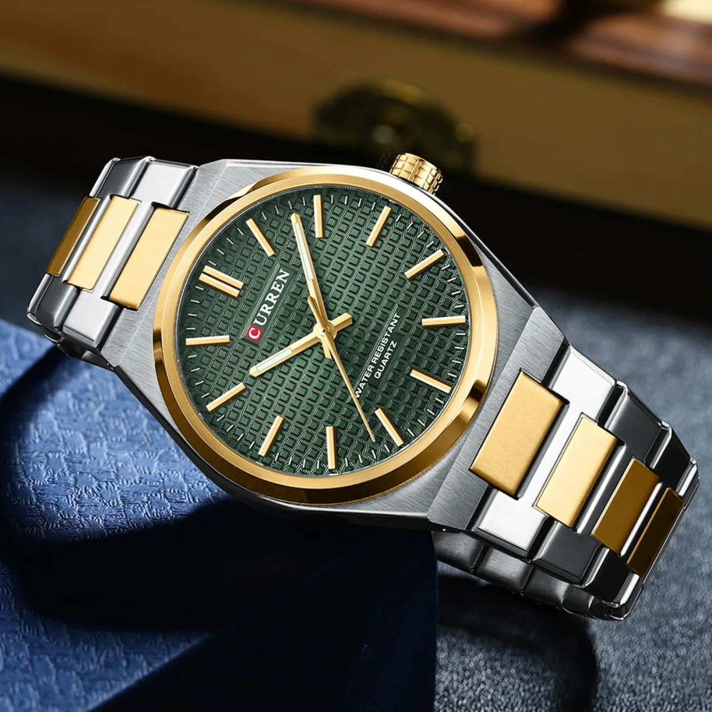 CURREN Men's Quartz Wristwatch with Stainless Steel Strap and Luminous Hands 8439