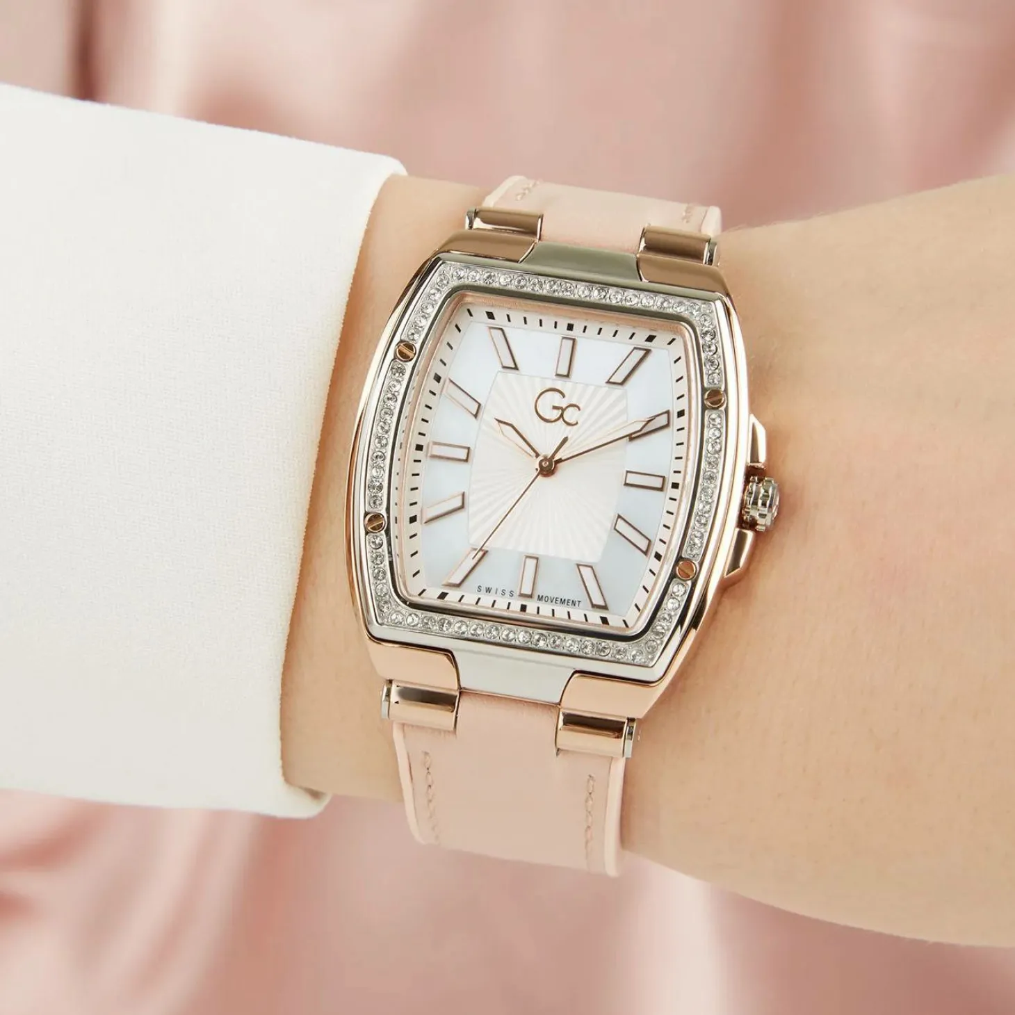 Guess Collection Damen Armbanduhr Couture Tonneau Y90003L1MF