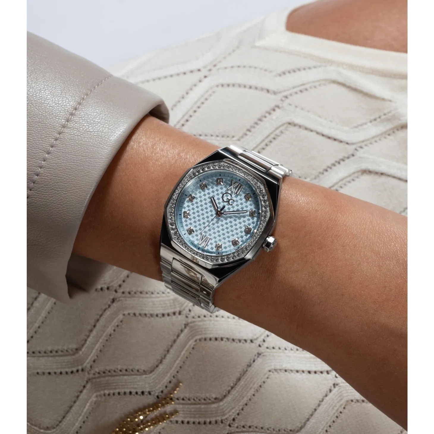 GUESS Collection GC Damen Armbanduhr Coussin Sleek Mid Size 34mm silber blau Z25003L7MF