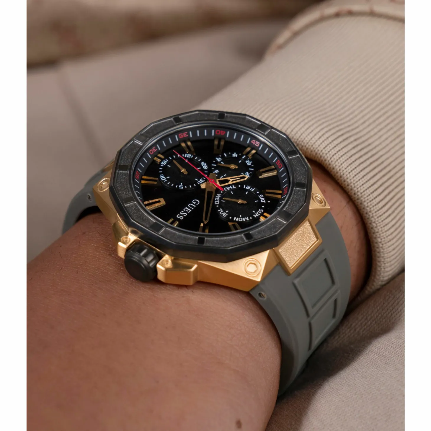 Guess Herren Multifunktionsuhr R2 Grau Gold GW0803G1